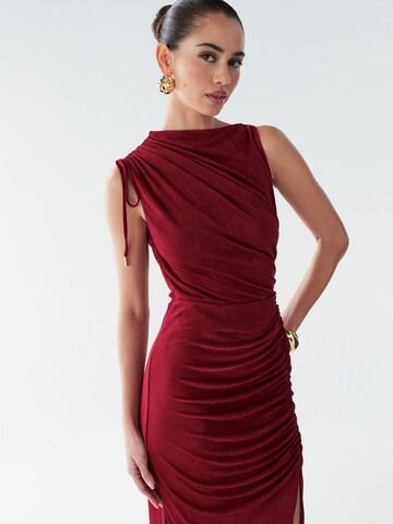 Rochie 'Eternity' de la BWLDR pe roșu