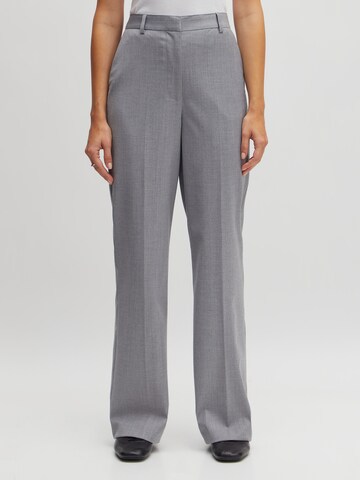 Bootcut Pantaloni con piega frontale 'Lavea' di EDITED in grigio: frontale