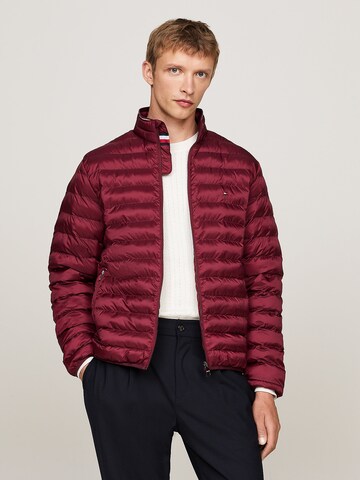 TOMMY HILFIGER Tussenjas in Rood: voorkant