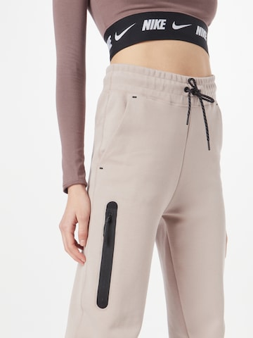 Nike Sportswear Дънки Tapered Leg Панталон 'Tech Fleece' в сиво