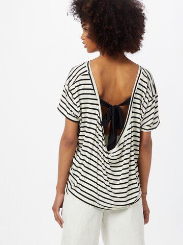 Tricou de la Molly BRACKEN pe negru