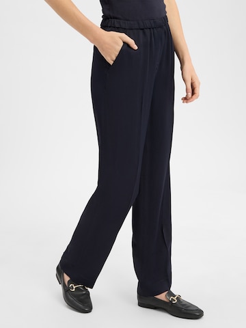 GANT Slim fit Pleat-Front Pants in Blue: front