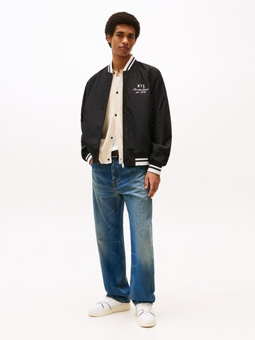 Tommy Jeans Välikausitakki värissä musta
