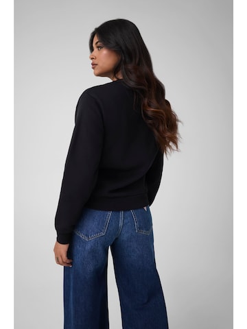 GUESS Sweatshirt in Schwarz
