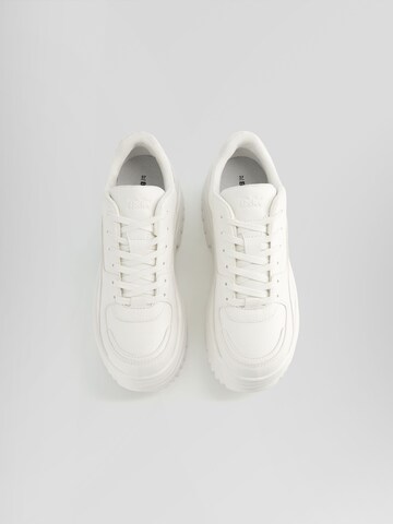 Bershka Sneakers low i hvit