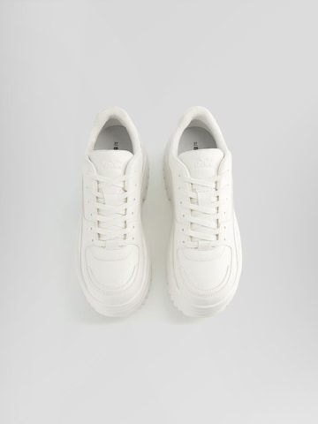 Sneaker bassa di Bershka in bianco