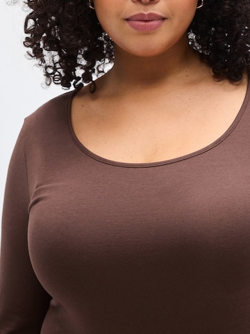 Maglietta 'VMPAXI' di Vero Moda Curve in marrone