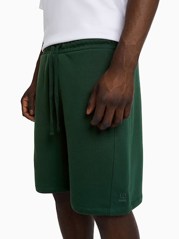 Bershka Normalny krój Spodnie w kolorze zielony