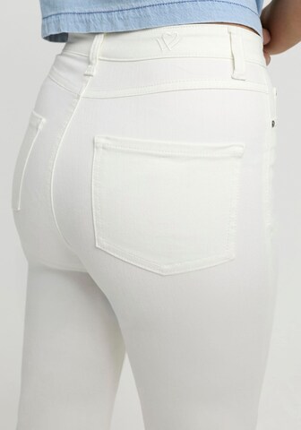 wonderjeans Flared Jeans in White
