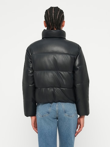 Abercrombie & Fitch Зимняя куртка в Черный