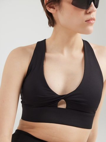 Fabletics Korzetová Sportovní podprsenka 'Oasis Twist' – černá