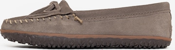 Mocasini 'Kilty' de la Minnetonka pe gri: față