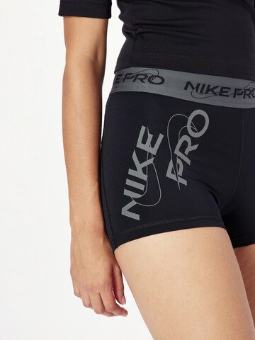 NIKE Skinny Sportshorts in Schwarz