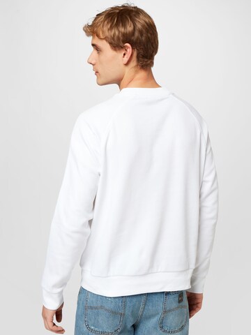 Calvin Klein كنزة رياضية بلون أبيض