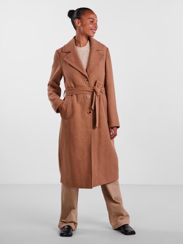 PIECES Between-Seasons Coat 'Josie' in Brown: front