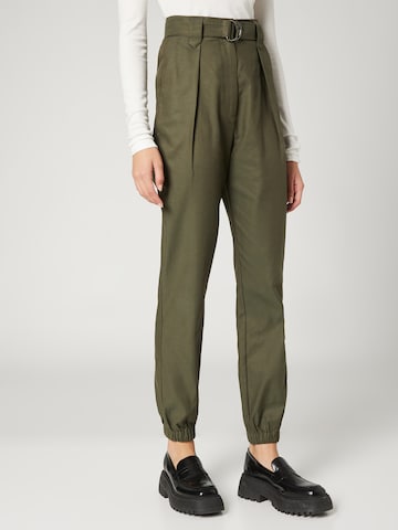 Guido Maria Kretschmer Collection Tapered Pleat-front trousers 'Nova' in Green: front