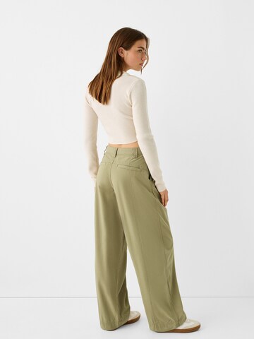 BershkaLoosefit Chino hlače - zelena boja