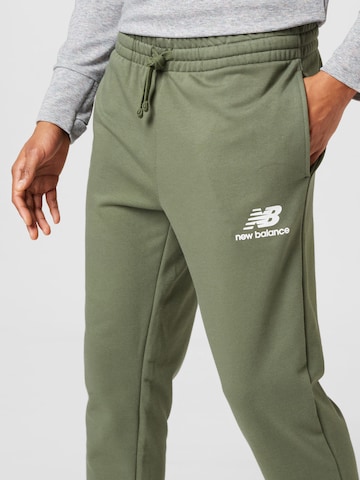 new balance - Tapered Pantalón 'Essentials' en verde