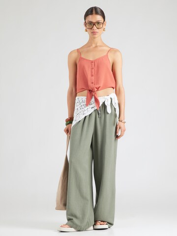 Wide leg Pantaloni de la QS pe verde