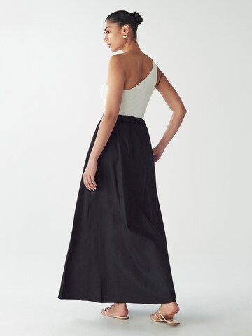Gonna 'Saras' di Willa in nero: dietro