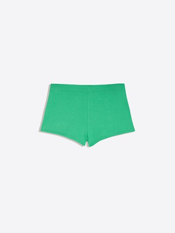 Bershka Regular Shorts in Grün