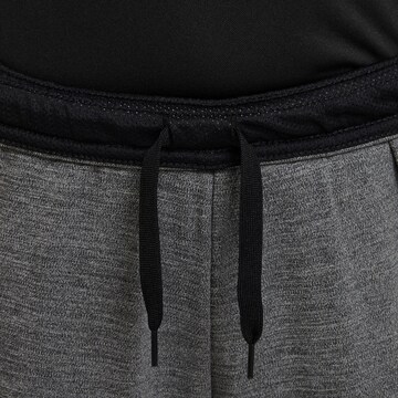 NIKE Skinny Sporthose in Grau
