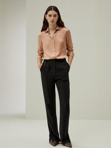 Lilysilk Shirt 'LILYSILK Minimalistische Seidenbluse mit Muschelknöpfen' in Roze