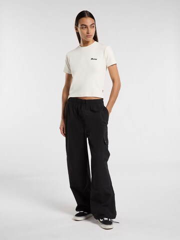 Tricou 'LEWISTOWN' de la DICKIES pe alb