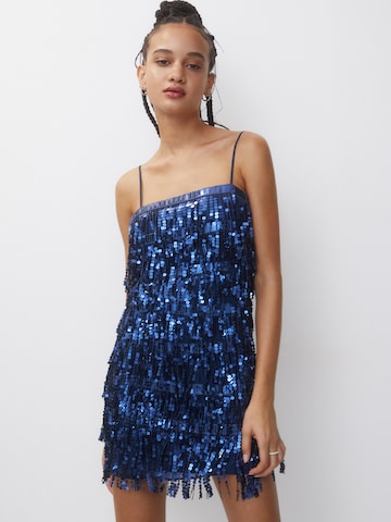 Rochie de cocktail de la Pull&Bear pe albastru: față