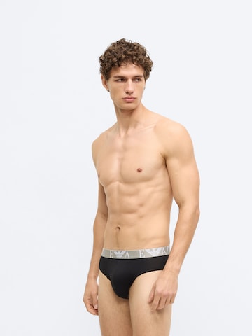 Slip de la Emporio Armani pe bej: față