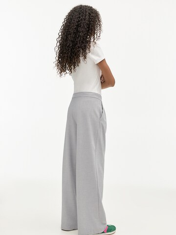 Pull&Bear Wide Leg Laskoshousut värissä harmaa