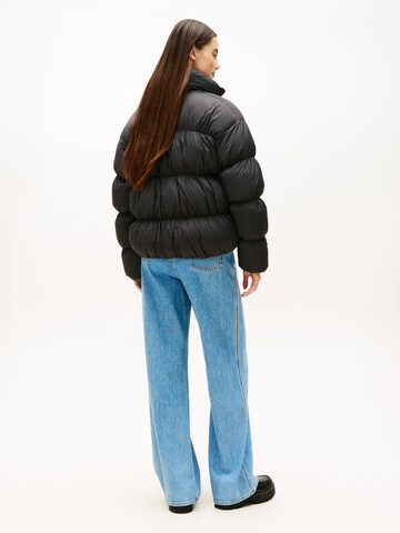 Geacă de iarnă de la Tommy Jeans pe negru