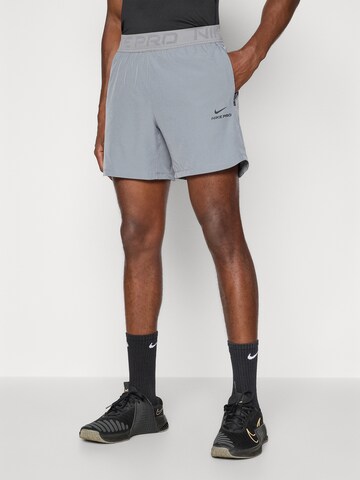 regular Pantaloni sportivi di NIKE in grigio: frontale