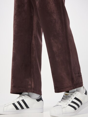 ADIDAS ORIGINALS Regular Broek 'Premium Essentials+ Velvet' in Grijs