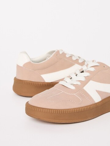 Friends Like These Sneaker in Pink