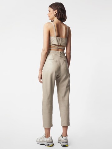 Loosefit Pantalon à pince 'Alea' Young Poets en beige