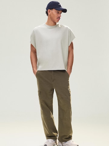 Tricou de la Bershka pe alb