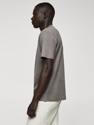 MANGO MAN T-shirt i grå