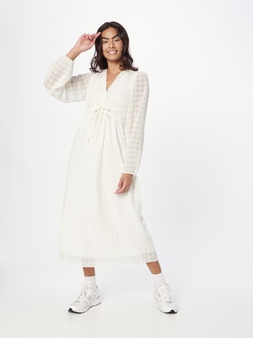 Robe 'Misty' Gina Tricot en blanc : devant