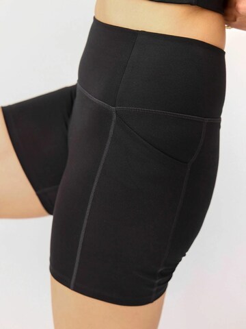 Girlfriend Collective Regular Housut ' Pocket ' värissä musta