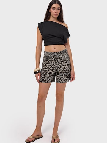 IT'S BASIC Regular Jeans 'LEOPARD MOM SHORT' in Bruin: voorkant
