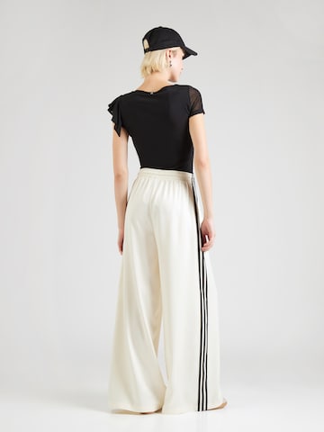 ADIDAS ORIGINALS - Pierna ancha Pantalón 'Adicolor' en blanco