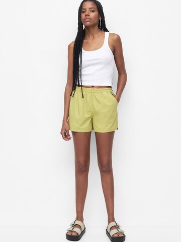 Pull&Bear Regular Shorts in Grün