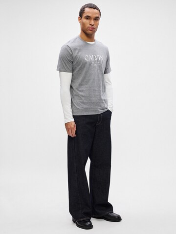 Calvin Klein - Camiseta '20S' en gris