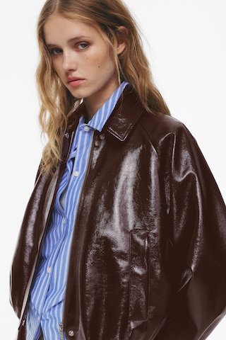 Geacă de primăvară-toamnă de la Pull&Bear pe roșu