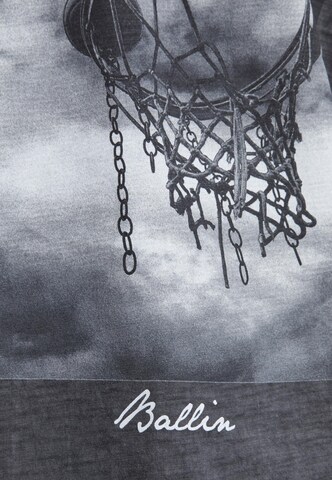 Maglietta 'Ballin 2.0' di Mister Tee in grigio