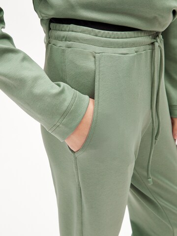 Regular Pantalon 'Kaaia' ARMEDANGELS en vert