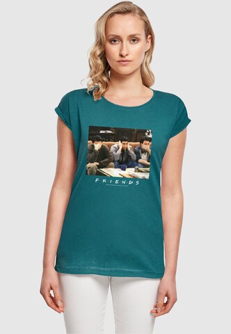 ABSOLUTE CULT T-Shirt 'Friends - Three Wise Guys' in Grün: predná strana