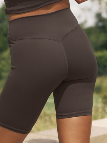 self. Skinny Shorts in Braun