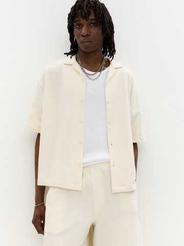 Pull&Bear Comfort fit Button Up Shirt in White: front